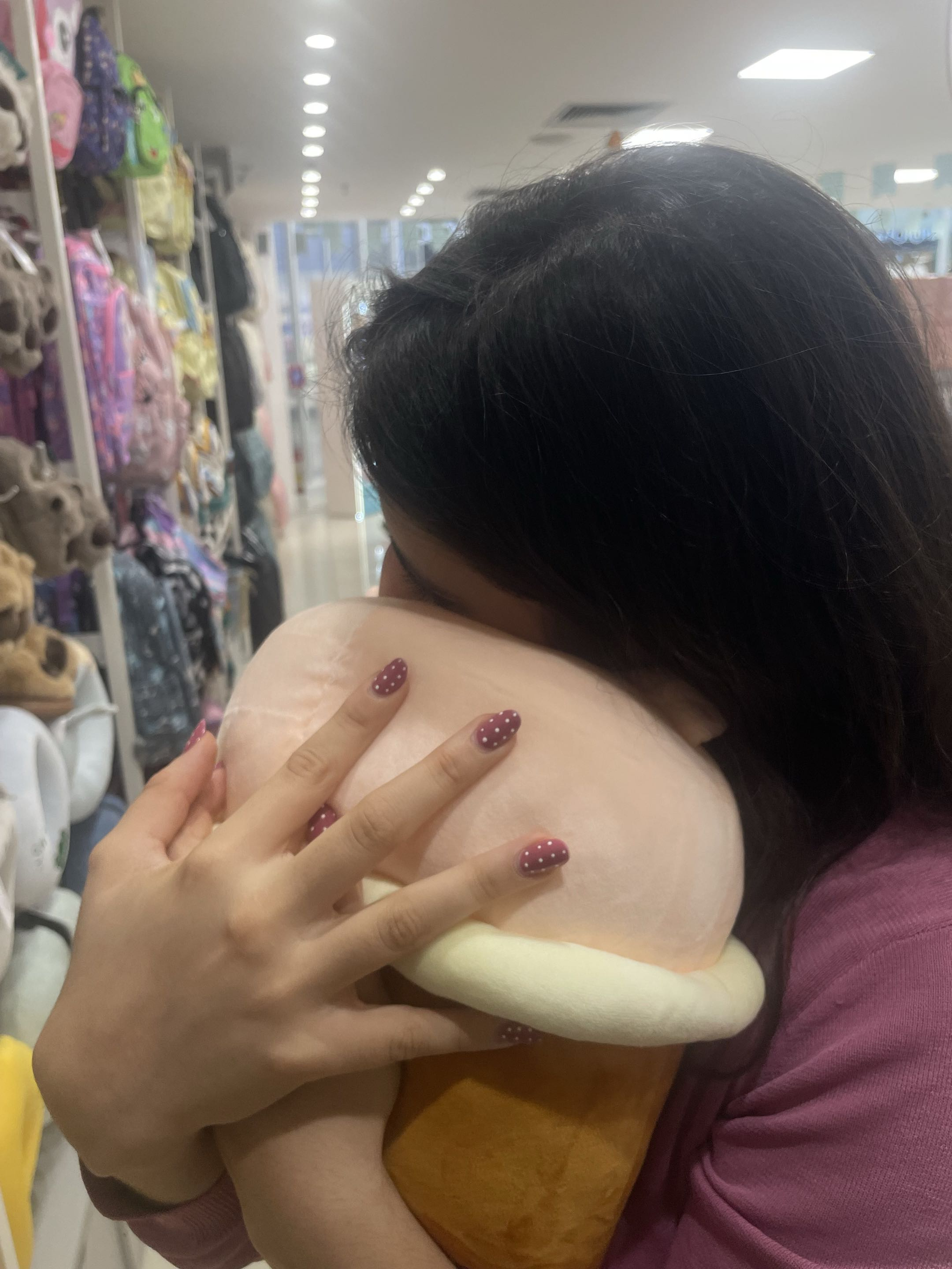 Ela abraçada de lado com um ursinho