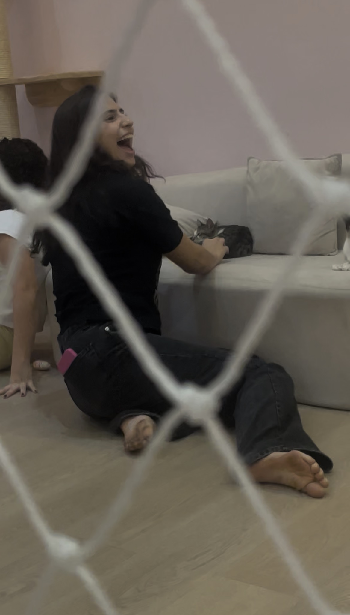 Ela rindo muito e feliz