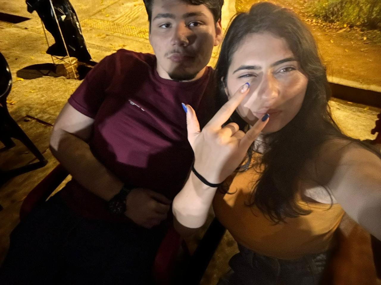 Nós dois juntos à noite