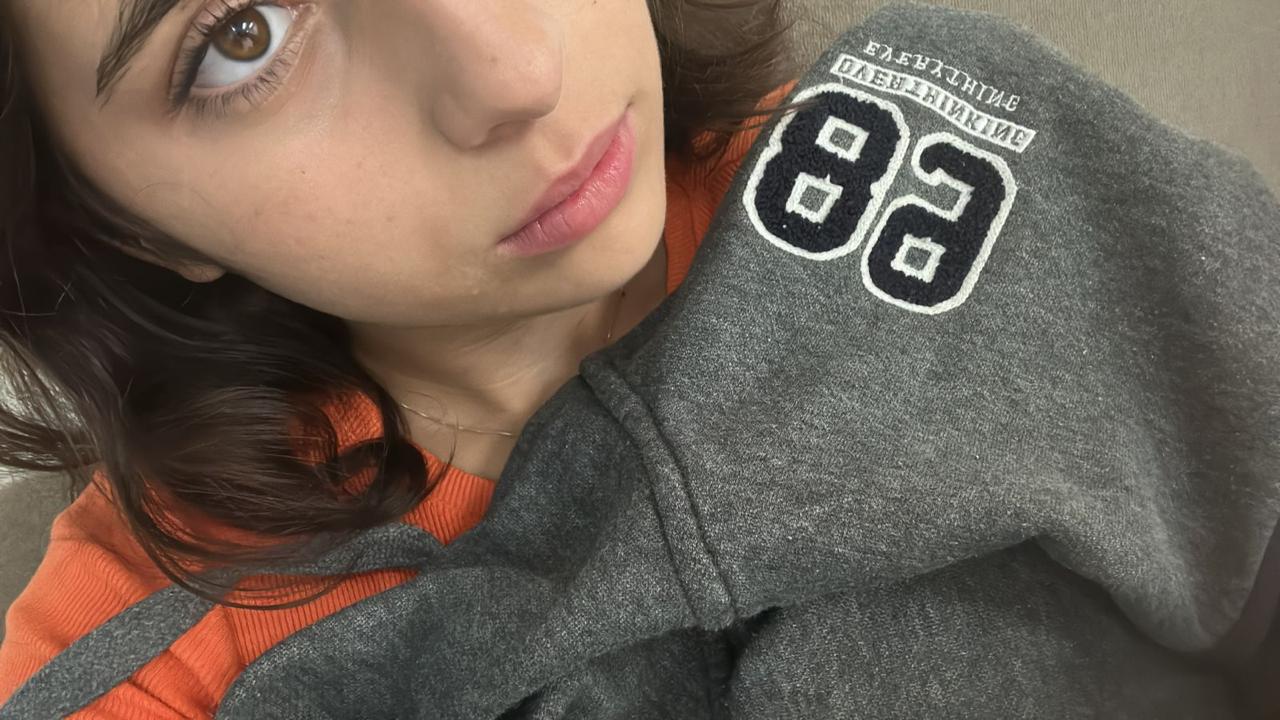 Ela linda de preto