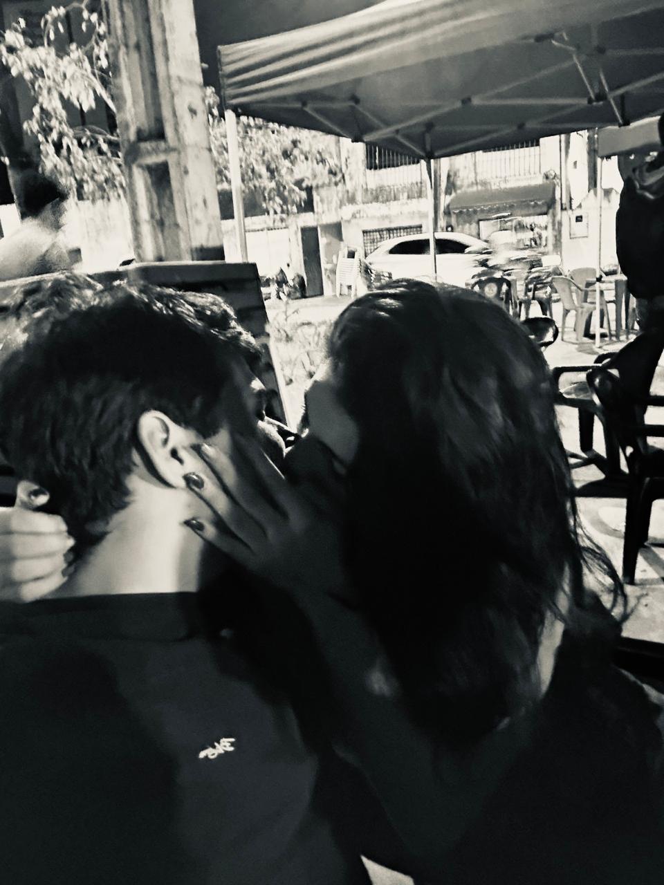 Um beijo carinhoso entre nós